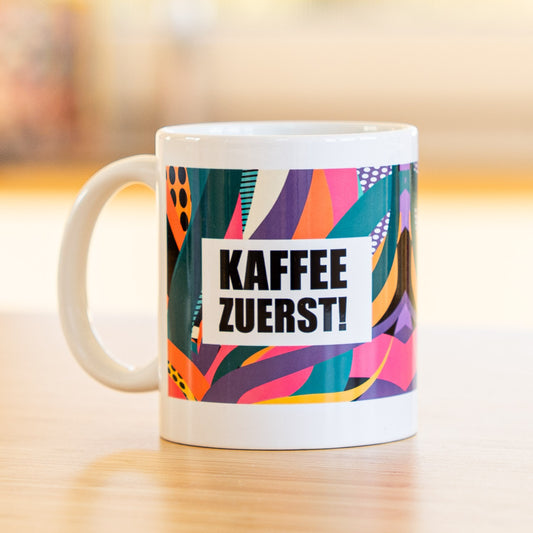 Tasse Wild, Kaffee zuerst! (glänzend)